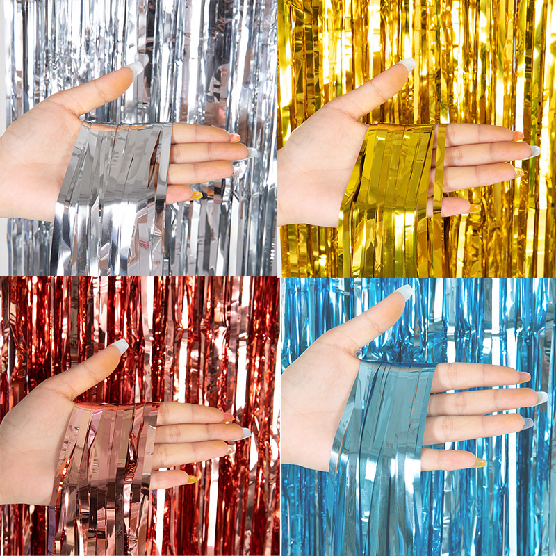 Home Bargains - Goedkope metallic tinsel franje gordijnen achtergrond